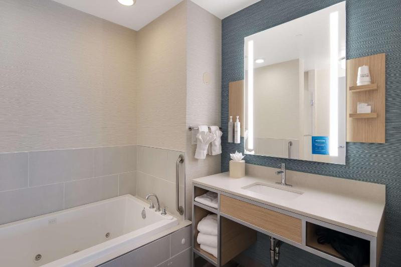 King Suite with Whirlpool image 2