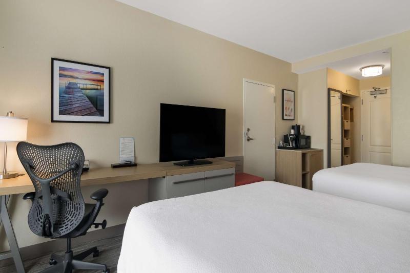 Queen Room with Two Queen Beds image 3