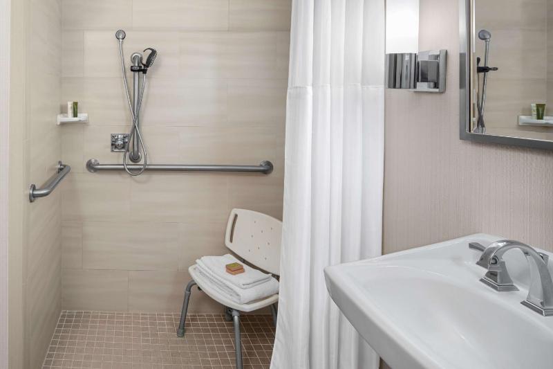 Queen Room with Roll-in Shower - Mobility Accessible image 4