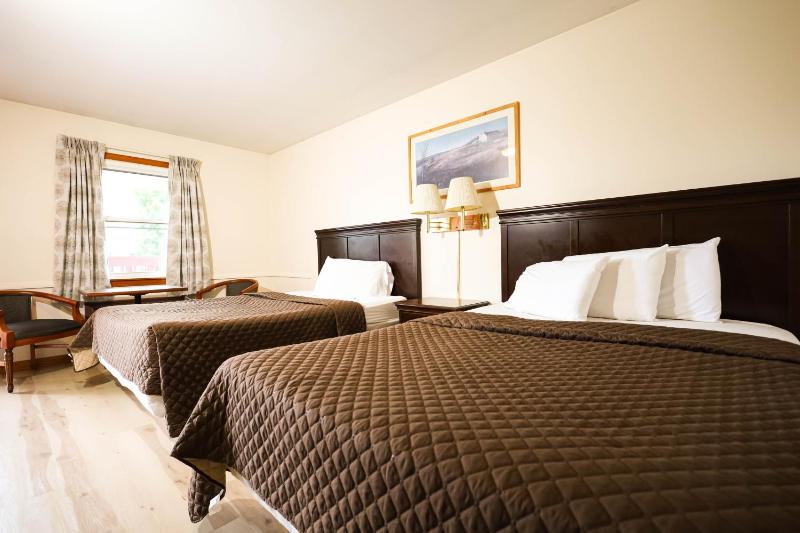 Queen Room with Two Queen Beds image 3
