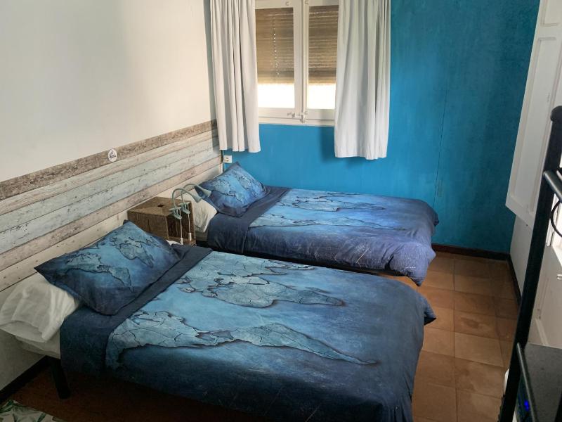 Twin Room with Shared Bathroom image 3