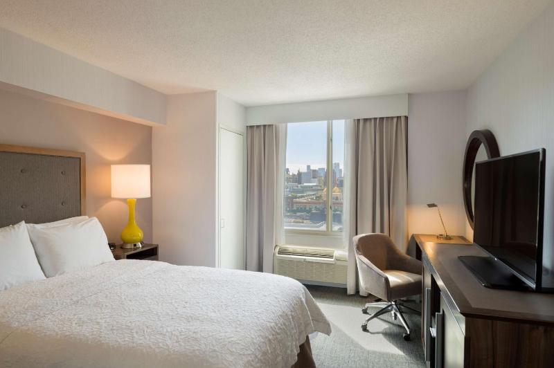 Queen Room with City View image 1