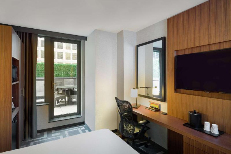 Deluxe King Room with Terrace image 2