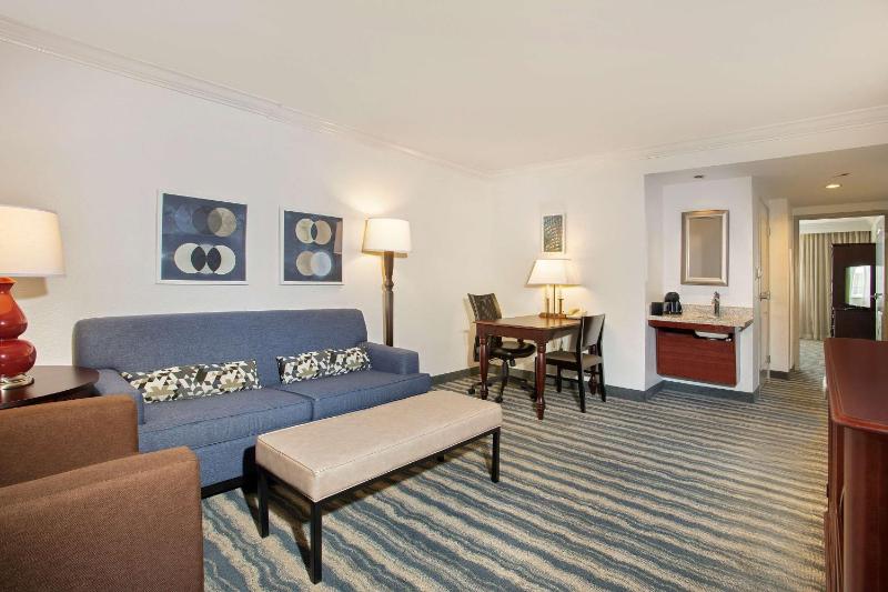 King Suite with Bath Tub - Disability/Hearing Access - Non-Smoking image 1