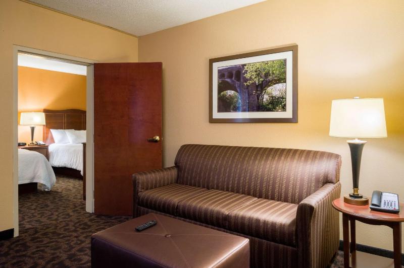 Queen Room with Two Queen Beds and Sofa Bed - Non-Smoking image 3