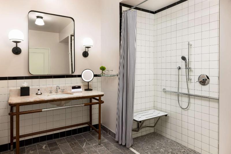 King Room with Roll-In Shower - Mobility Access image 4