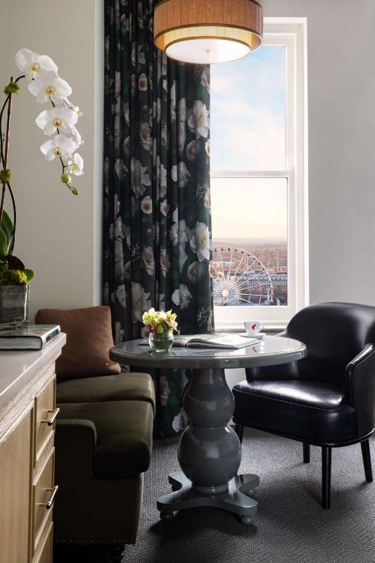 Deluxe King Room with City View image 3