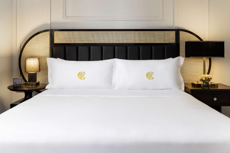 Deluxe King Room with City View image 4