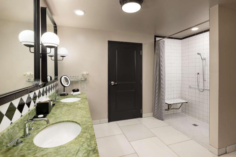 One-Bedroom King Suite with City View image 3