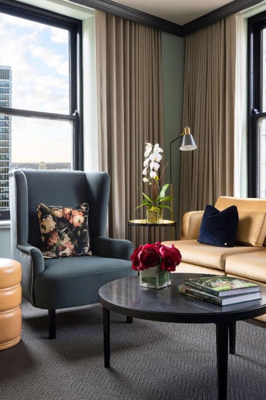 Deluxe One-Bedroom King Suite with City View image 4