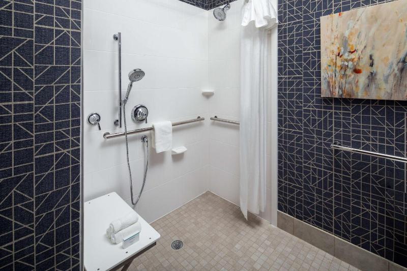 One Bedroom Queen Suite - Disability Access image 2