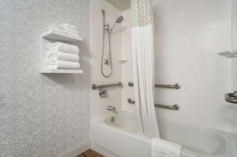King Room with Accessible Tub - Mobility and Hearing Access/Non-Smoking image 2