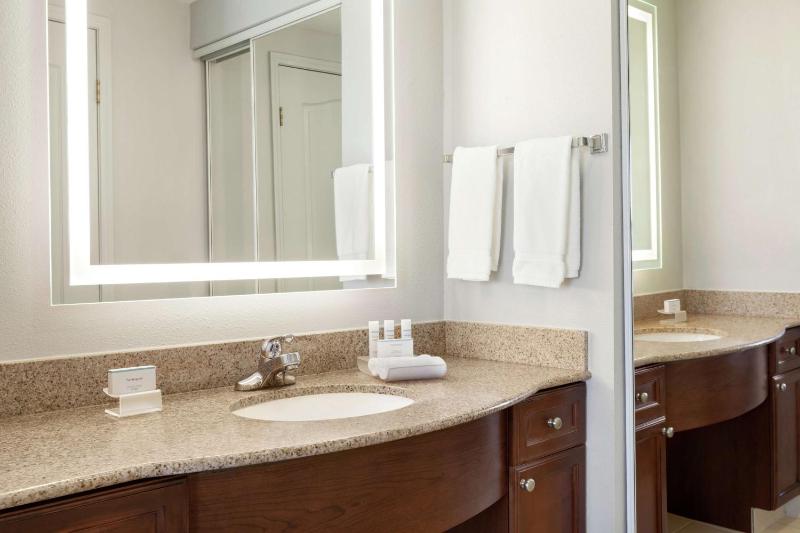 One-Bedroom King Suite - Non-Smoking image 2