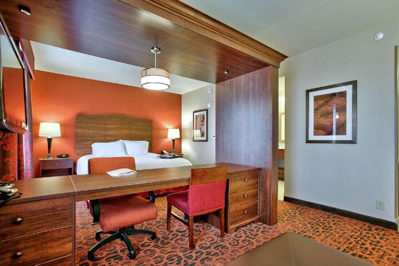 Hampton Inn & Suites Scottsdale at Talking Stick - image 9