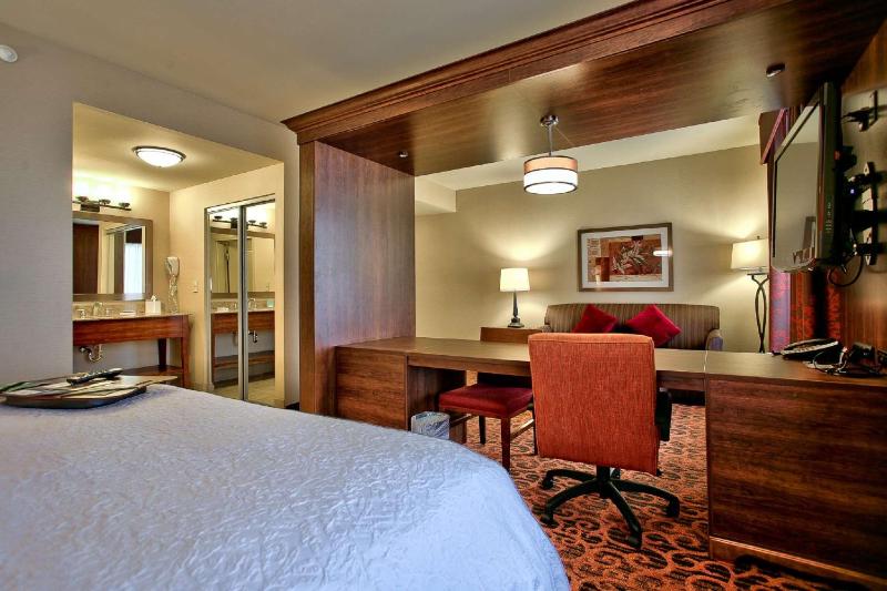 Hampton Inn & Suites Scottsdale at Talking Stick - image 26