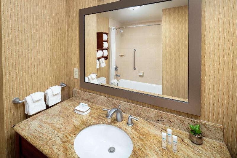 Hampton Inn & Suites Scottsdale at Talking Stick - image 3