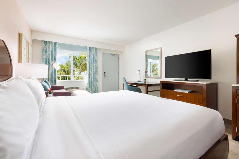 King Room with Tub - Mobility and Hearing Access image 4