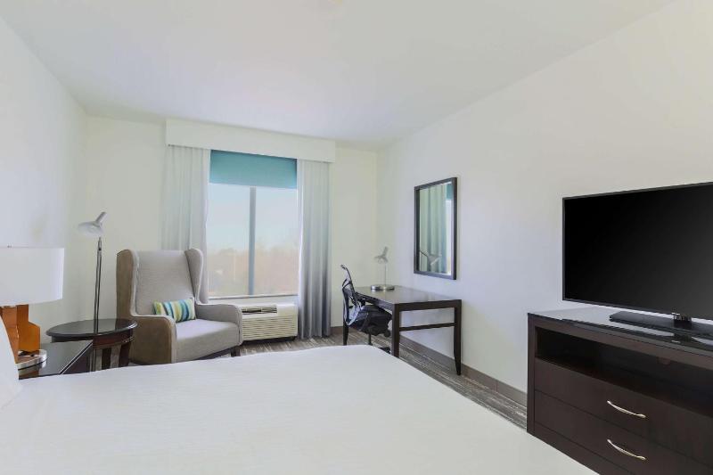 Queen Room with Two Queen Beds image 3