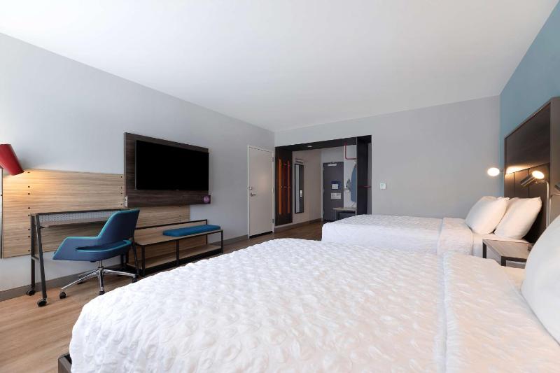 Queen Room with Two Queen Beds - Mobility Access image 4