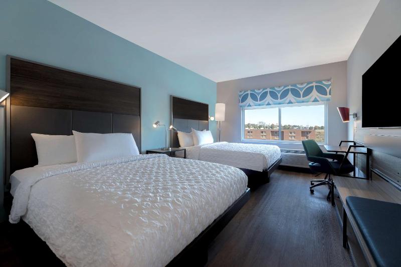 Queen Room with Two Queen Beds image 4