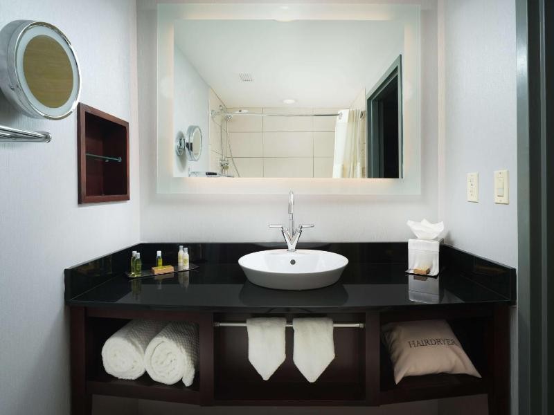 Queen Room with Two Queen Beds - Non-Smoking image 2