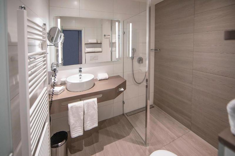Deluxe King Room with Canal View image 3