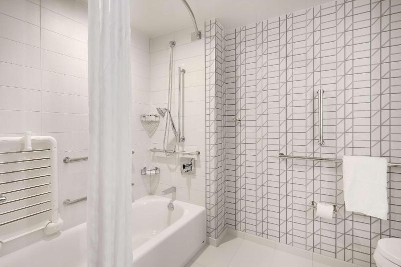 Corner King Suite with Bath Tub - Mobility Access/Non-Smoking image 3
