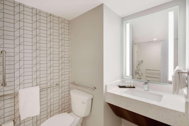 Corner King Suite with Bath Tub - Mobility Access/Non-Smoking image 2
