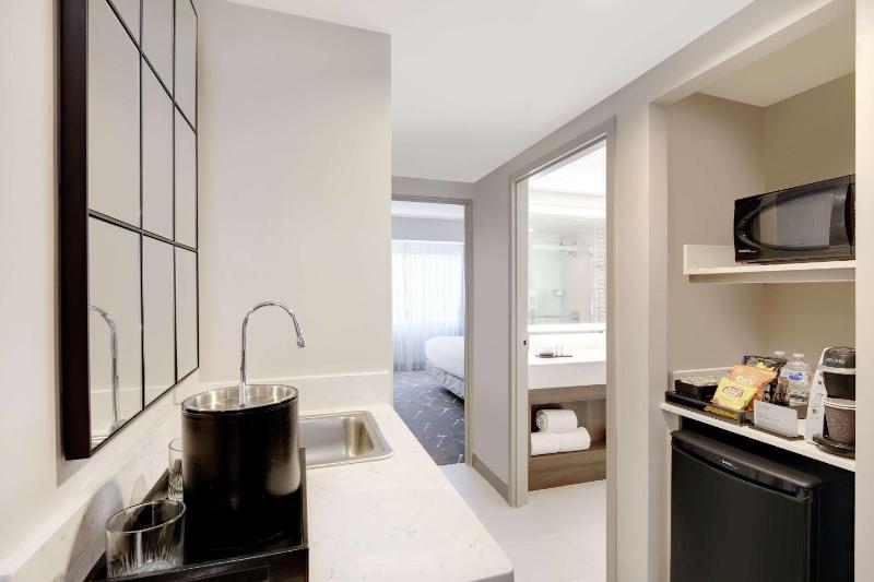 Premium King Suite - Non-Smoking image 3