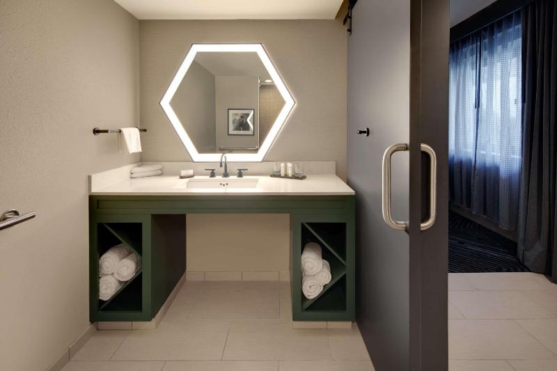 One-Bedroom King Suite with Tub - Mobility Access image 2