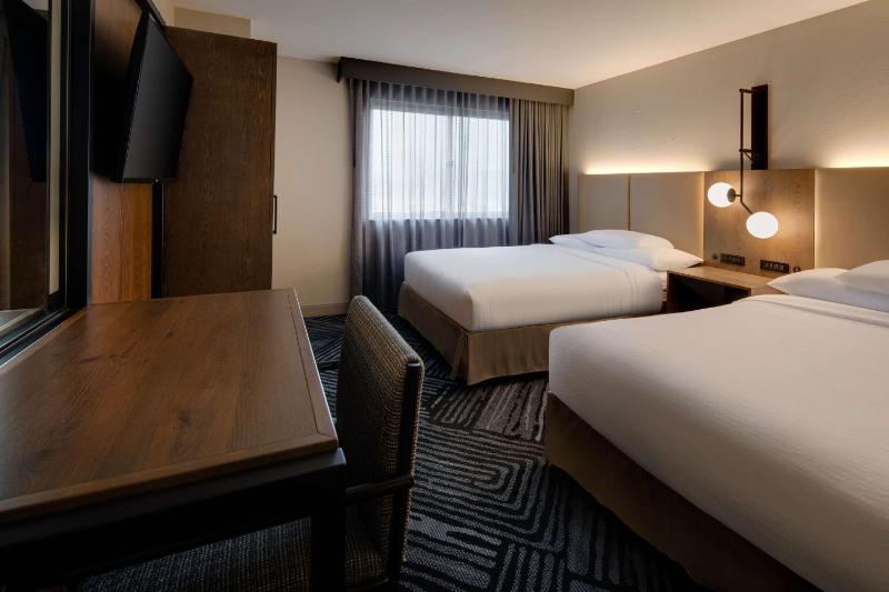 One-Bedroom King Suite with Tub - Mobility Access image 1