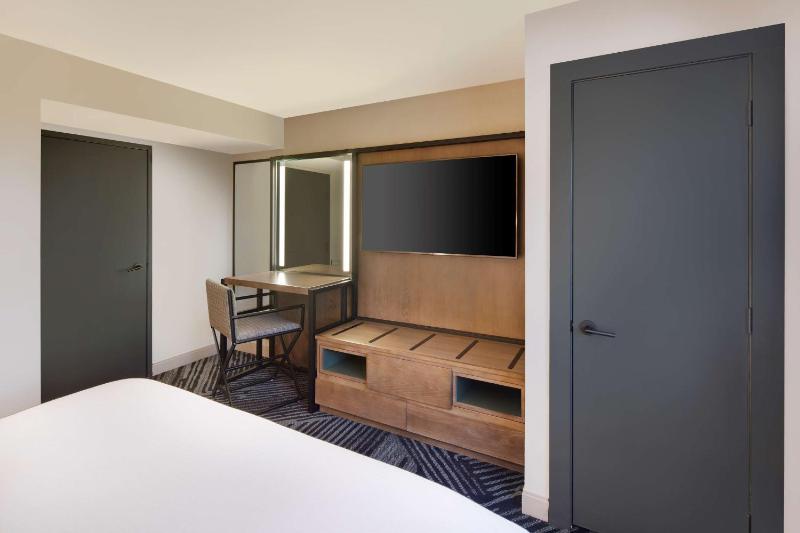 Corner King Suite image 4