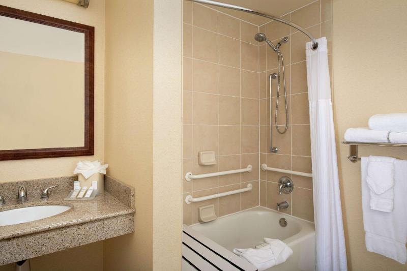 King Room with Tub - Mobility and Hearing Access image 4