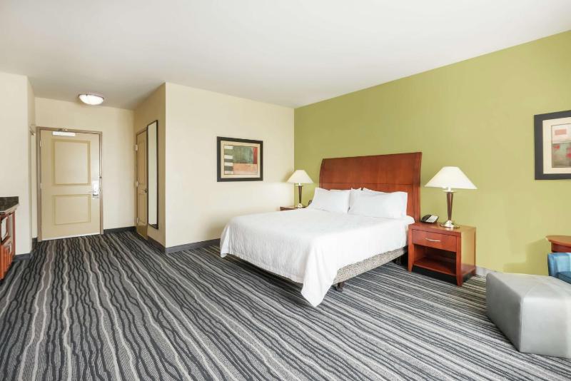 King Room with Bath Tub - Mobility Accessible image 3