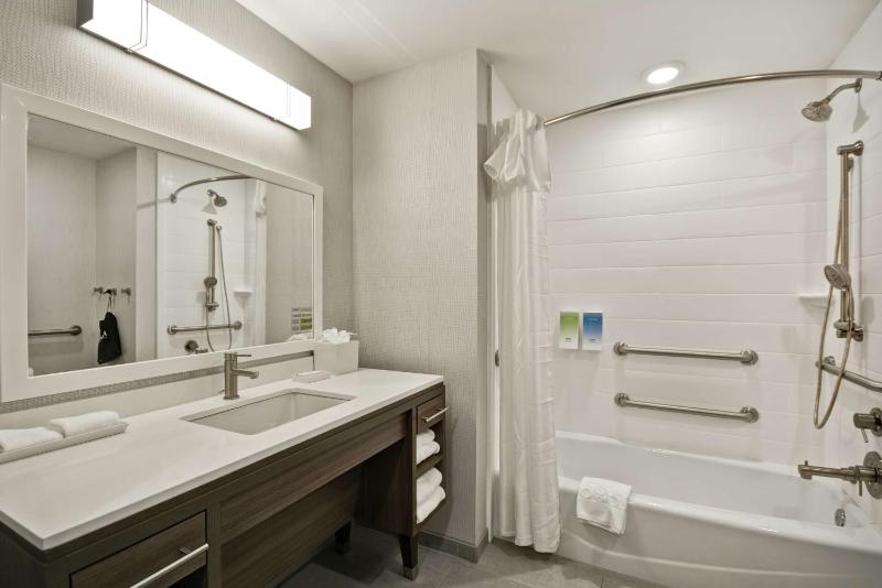 Queen Studio with Two Queen Beds - Mobility Access/Non-Smoking image 2