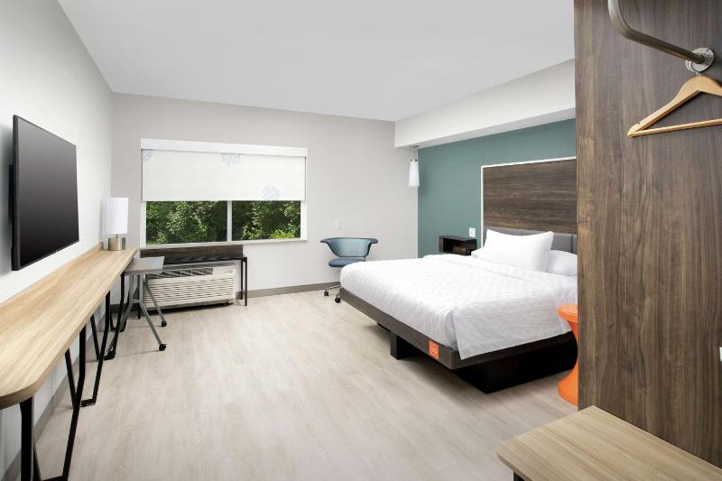 King Room with Accessible Tub - Mobility Access image 4