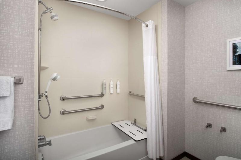 Queen Room with Two Queen Beds - Mobility and Hearing Access/Non-Smoking image 2