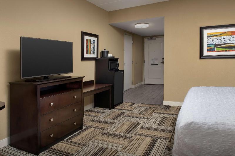 King Room with Roll-In Shower - Mobility and Hearing Access/Non-Smoking image 4