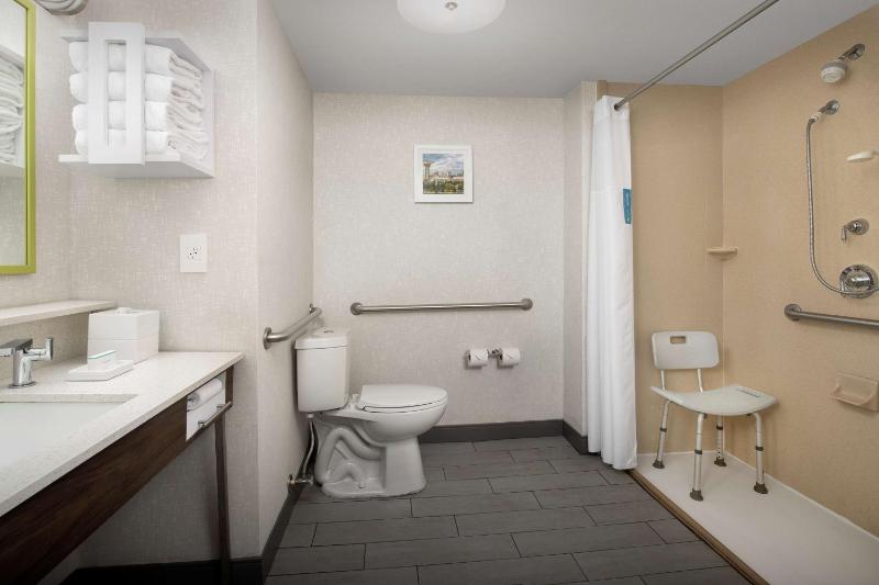 King Room with Roll-In Shower - Mobility and Hearing Access/Non-Smoking image 2
