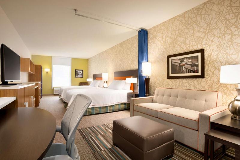 Queen Studio with Two Queen Beds - Non-Smoking image 4