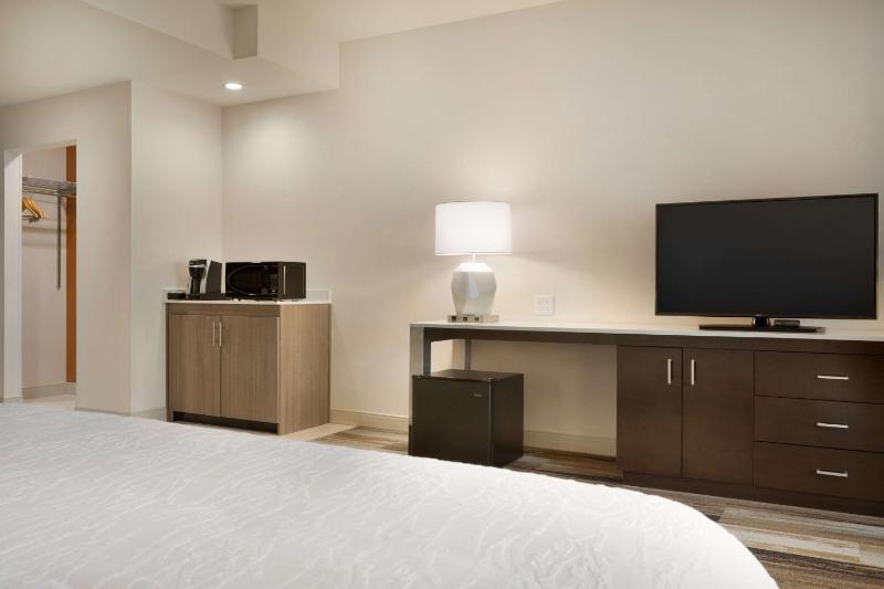 King Room with Accessible Tub - Mobility Access image 3