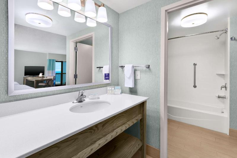Queen Suite Oceanfront with Two Queen Beds and Balcony  image 2