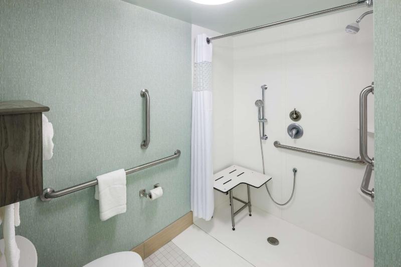 Hampton Inn & Suites Carolina Beach Oceanfront - image 3