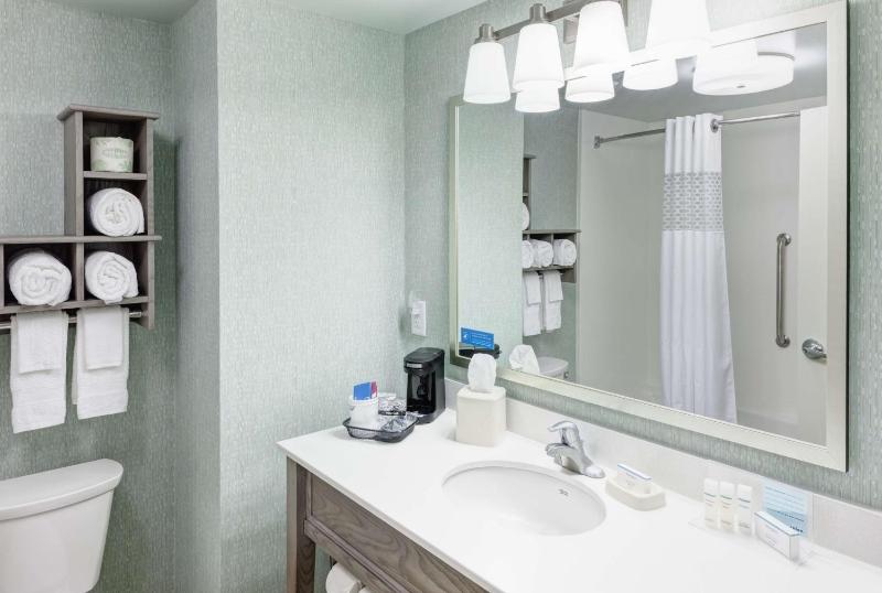 Queen Room with Balcony - Ocean Front/Hearing Accessible image 2