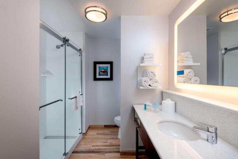 Queen Room with Two Queen Beds and Roll-In Shower - Mobility and Hearing Access/Non-Smoking image 2
