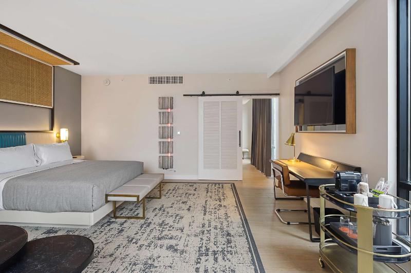 King Corner Room with Sofa Bed image 4