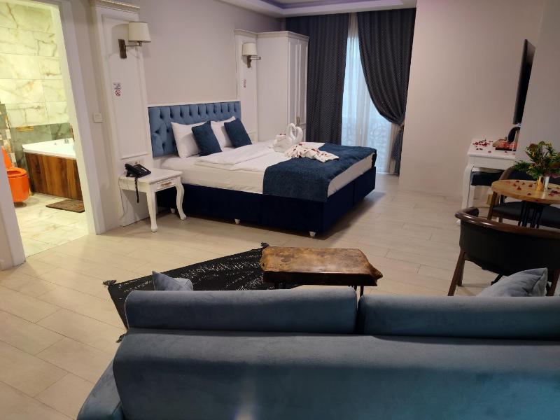 Deluxe Suite with Sea View image 1