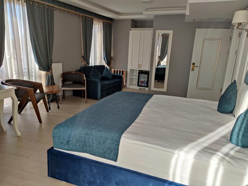 Deluxe Suite with Sea View image 4