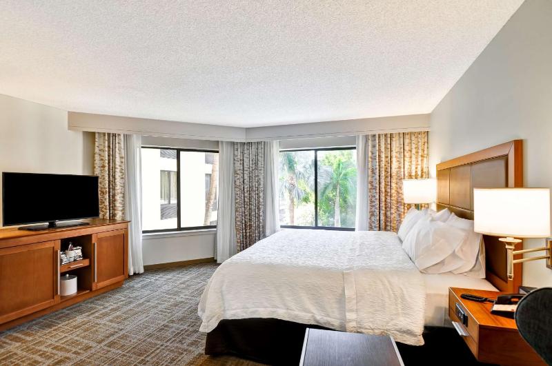 King Room with Pool View - Non-Smoking image 3