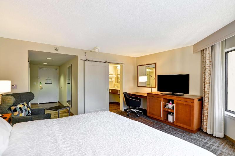 King Room with Pool View - Non-Smoking image 2